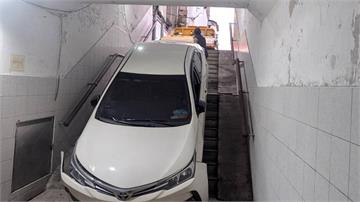 開車誤闖人行地下道　新北女愛車受困又遭拖吊「二次傷害」