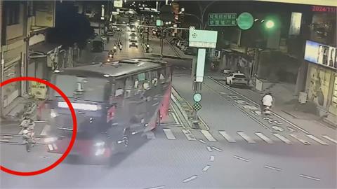 台南市北區公園路口　客運直接「內車道右轉」騎機車高中生撞上