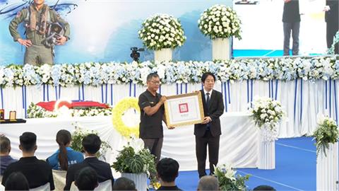 飛官辛柏毅失事仍未尋獲「愛妻突曬絕美婚紗」！她捧照告白「辛太太要畢業了」網全淚崩