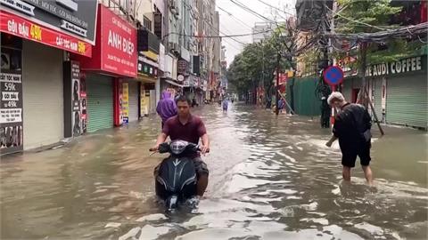 颱風麥德姆襲越南　河內「水淹到大腿」　民眾：沒遇過淹這麼慘