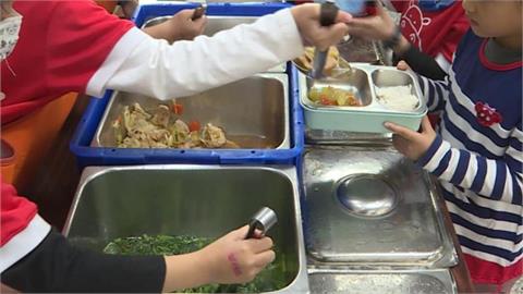 營養午餐「3塊魚餅+水煮蛋配白飯」！簡陋菜色嚇瘋家長校方致歉了