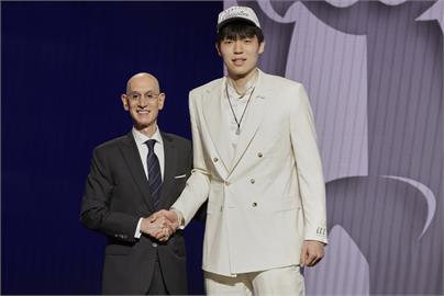 NBA(影)／首輪選「中國約基奇」跌破眾人眼鏡！拓荒者GM受訪解答原因了