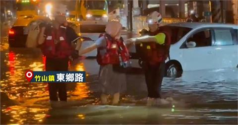 南投竹山徹夜下大雨！　消防員徒步救受困女駕駛