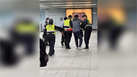 快新聞／嚇壞！北捷板南線車廂驚傳高中生亮刀　員警火速上車逮人
