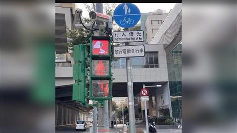 史努比陪你過馬路！　台中「超萌創新號誌」曝光　遊客大讚：好生動