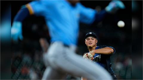MLB(影)/傳得漂亮!李灝宇外野草皮「一箭穿心」精準抓本壘 打擊熄火守備成亮點