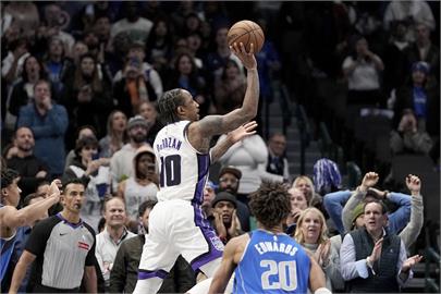 NBA(影)／球迷不滿唐77交易舉牌抗議被請出場　獨行俠還遭國王準絕殺