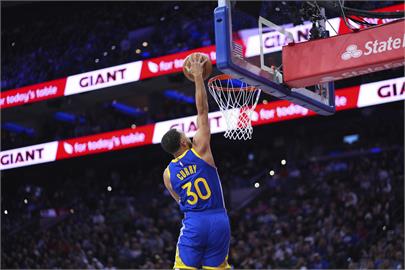 NBA(影)／柯瑞對上七六人上演單手爆扣！賽後宣布：這是最後一次