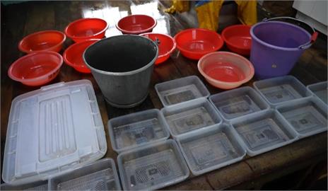 異言堂(影)／南部屋頂破損修復牛步　災民拿容器接漏水慘況