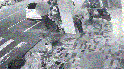 快新聞／台南女警取締違停竟遭車主持斧揮砍！縫合後無生命危險　驚險畫面曝