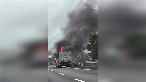 快新聞／下班快改道！國1台南仁德火燒車釀2傷　烈焰狂燒「大貨車成火球」畫面曝