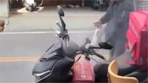 行動電源起火險釀火燒車！ 幸外送員及時撲滅