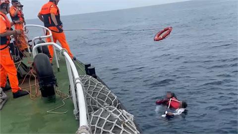 高雄外海驚魂！2釣客抱浮具海上漂流　海巡火速救命