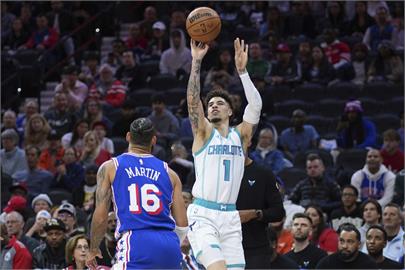 NBA(影)／怎麼進的！球弟強心臟飆超扯追平三分　黃蜂延長賽仍不敵76人