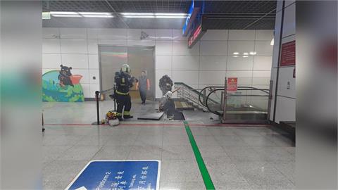快新聞/旅客嚇傻!松山車站突竄大量白煙 台鐵急封鎖電扶梯