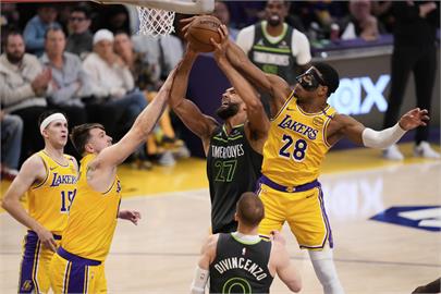 NBA／湖人沒人抓籃板！全隊籃板數差灰狼17個　213公分中鋒全場坐板凳