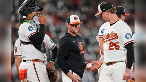 MLB(影)/金鶯總教頭被自己人打到骨折!帶傷執教笑稱想戴NFL頭盔護臉