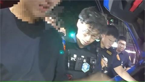 耍帥？男子半夜「當街亮槍」　被警方逮還裝無辜