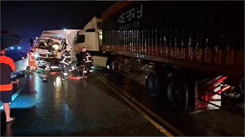 元旦不平安！台2線深夜驚魂　大貨車跨線對撞