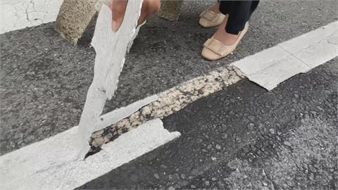 荒謬！大雨後斑馬線竟漂走　白色標線手一撕就掉了
