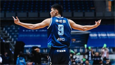 籃球(影)／投籃二刀流！海神唐維傑「特殊左右開弓」逐步克服「失憶症」感動全網