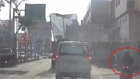 彰化砂石車「遮沙網」勾電線　扯斷電桿橫倒路中