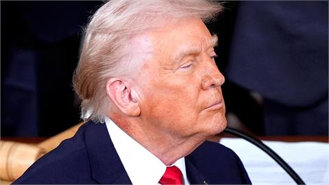 79歲川普「戰時健康」掀疑雲？網瘋傳「脖子紅一片又結痂」白宮御醫曝真相