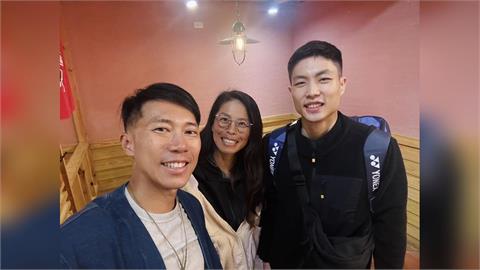網球(影)／左擁右抱！謝淑薇與台灣「兩男神」合影！自嘲嬌喊：我怎麼最黑啦