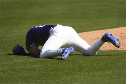 MLB(影)／天啊好痛！道奇火球投手遭106英里強襲球擊中頭部　下秒動作全場驚呆
