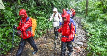 頂豪雨爬山!康橋學校200名「小六生風雨中山訓」惹議 校方回應了