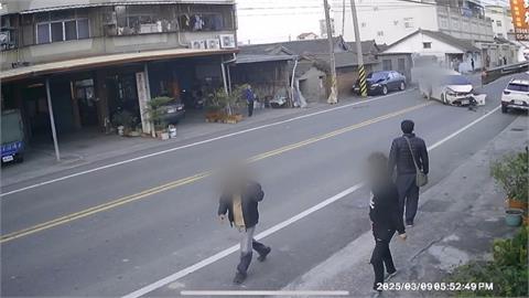 誇張！轎車自撞丟路中央　肇事三人眾目睽睽下逃逸