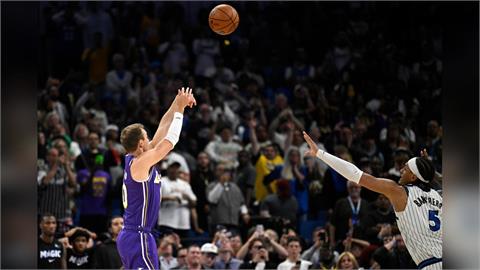 剩0.6秒Kennard投進致勝逆轉3分球。（圖／AP）