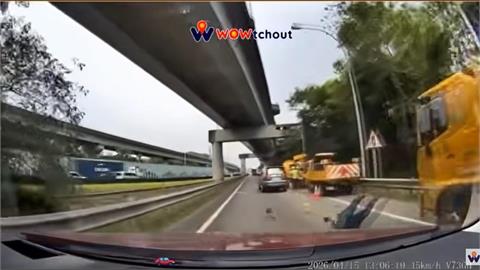開車沒看路！　工人國道遭撞險被後車輾過