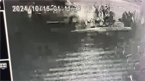 駕駛稱揉眼睛眼鏡掉　疑撿拾分神連撞路邊8機車