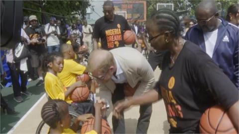 哈利王子夫婦訪奈及利亞　和小朋友打籃球展現親民的一面