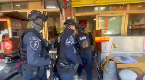 楠梓一賭場藏在小吃部二樓　以象棋為賭具　　警攻堅嚇用餐客人...逮到26人