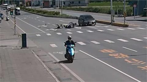 花蓮婦人騎車載孫鬼切跨２車道　遭撞翻一圈！竟是「無照上路」