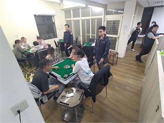 棋牌社掛羊頭賣狗肉 警查緝逮負責人、賭客共40人