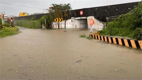雨彈襲！　台南仁德馬路淹成河　騎士停車乾瞪眼