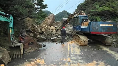 強震影響！新北平溪106市道土石嚴重崩塌　雙向交通中斷