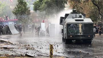 智利示威延燒！員警遭不知名人士扔汽油彈 臉部嚴重灼傷