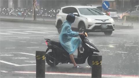 快新聞／大雨特報！高雄「雨用倒的」　騎士穿雨衣仍全身濕