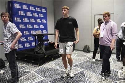 NBA(影)／準狀元「旗哥」亮相受矚目　選秀會將不排斥任何球隊選他都很興奮