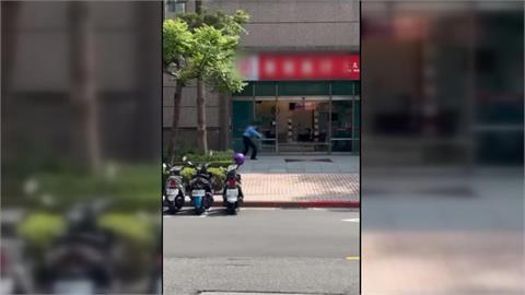 銀行保全門前翻跟斗　網笑：請保全還是馬戲團？