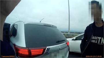 逃工亡命狂奔！越南男拒檢橫跨車道　警匪國道追逐