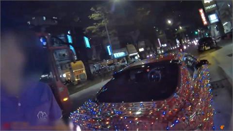 高雄車主改造「閃亮耶誕車」開上路 警攔查先祝耶誕快樂下秒「送禮物」