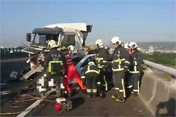 拖板車國道爆胎逆向衝撞  一家3口喪命