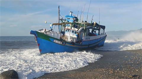 台東漁船失動力海岸擱淺　遭大浪掀翻驚險畫面曝光