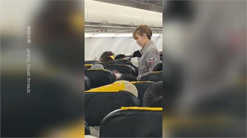 虎航傳機上暴力！婦人彎腰穿鞋被撞　狂甩空姐巴掌