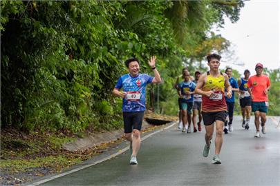 趙天麟用跑步推外交　腳底破皮出血拚帛琉首屆馬拉松完賽